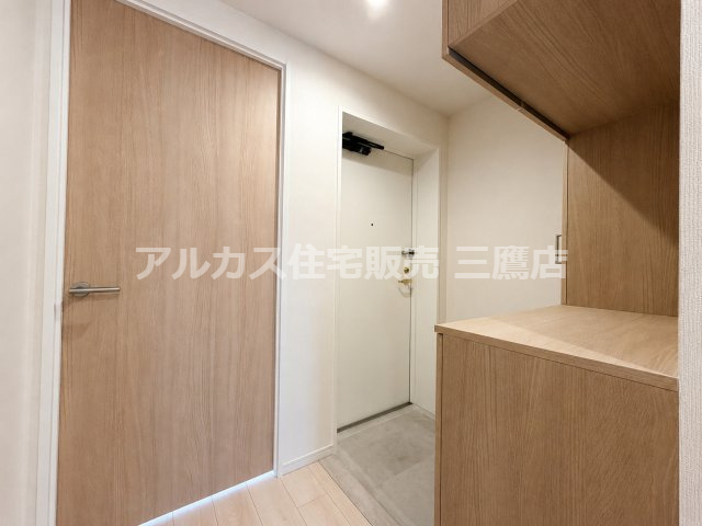 アールヴェール荻窪北の玄関|木目の優しさと清潔感のあるホワイトが調和した、洗練された玄関アプローチ。