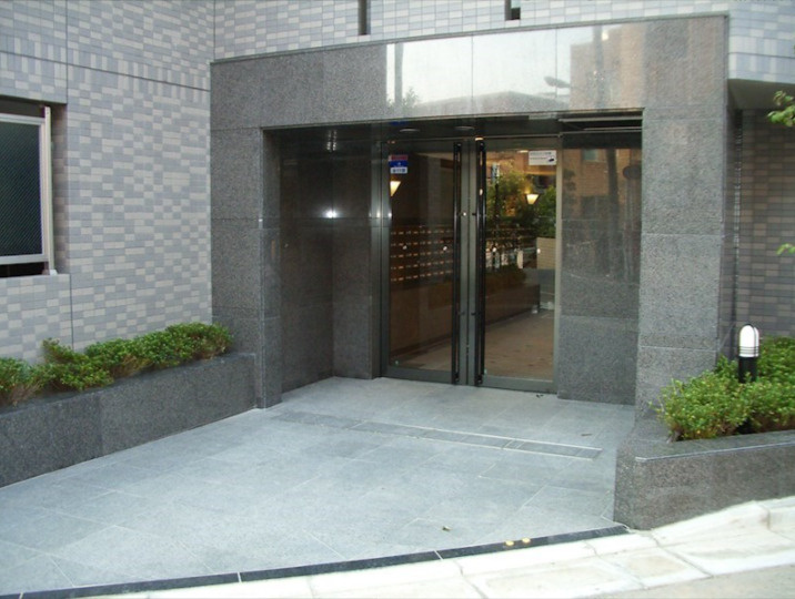 中野区弥生町５丁目の賃貸マンションのエントランス