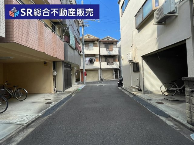 菱江5丁目中古戸建の前面道路含む現地写真|弊社は、工務店と関係強化を徹底し、世界情勢やナフサショックの影響を受けずに材料確保を行い、納期も遅れることがございませんので、心配ご無用です！お気軽にご相談下さい。