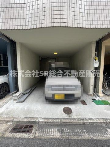 菱江5丁目中古戸建の駐車場|お車をお持ちの方には必要な駐車場は駐車スペース1台分（奥5.2m×幅3.3m×高2.3m、車種による）です！ビルトインガレージで直接玄関と行き来できるので雨に濡れません！