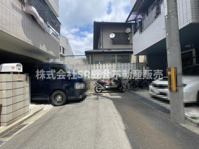 菱江5丁目中古戸建の前面道路含む現地写真|当日予約も大歓迎です！土日祝、雨の日やお子様連れのお客様の送迎も可能ですのでお気になさらずお問合せ下さい。お仕事終わりのお時間にも柔軟に対応致しますのでお気軽にお申し付け下さいませ。