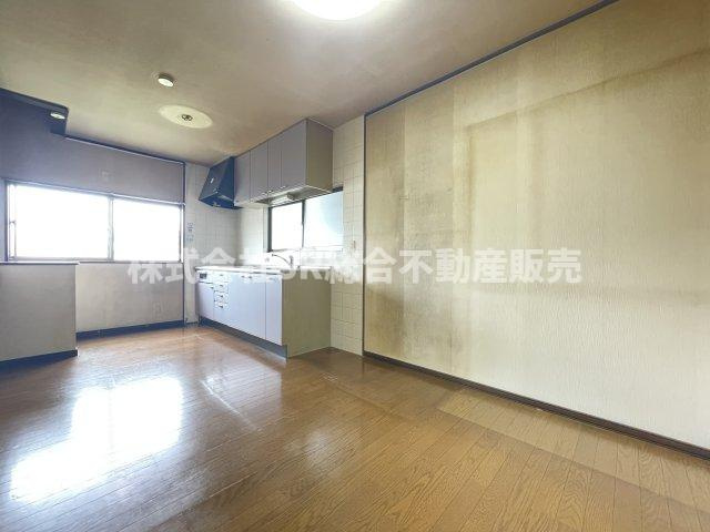 菱江5丁目中古戸建の居間・リビング|2F　9.0帖。ご家族と毎日顔を合わせられる造りでゆったりとお過ごしいただける空間です！