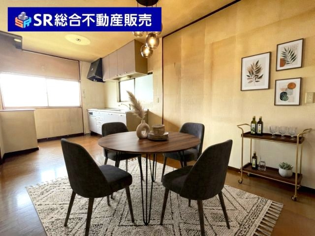 菱江5丁目中古戸建の居間・リビング|2F　9.0帖。ご家族と毎日顔を合わせられる造りでゆったりとお過ごしいただける空間です！（インテリアはAIイメージ）