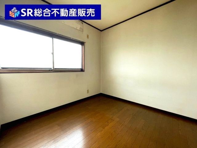 菱江5丁目中古戸建の洋室|大きな窓から明るい光が入ってきます！