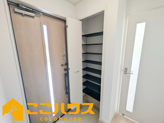 南城市玉城愛地第1　クレイドルガーデン　新築戸建て　全5棟　2号棟の玄関|大容量のシューズボックス
