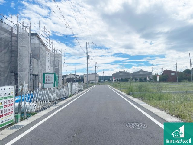 東近江市林田町　第1期　新築一戸建ての前面道路含む現地写真|周辺は落ち着いた街並みの住宅地！子育てがしやすい住環境です！まだ未完成ですが、現地でしかわからない事もございます。是非一度ご覧ください。

