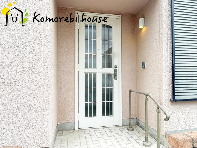 伊奈町小室　中古戸建の玄関|26.8.6　撮影済み