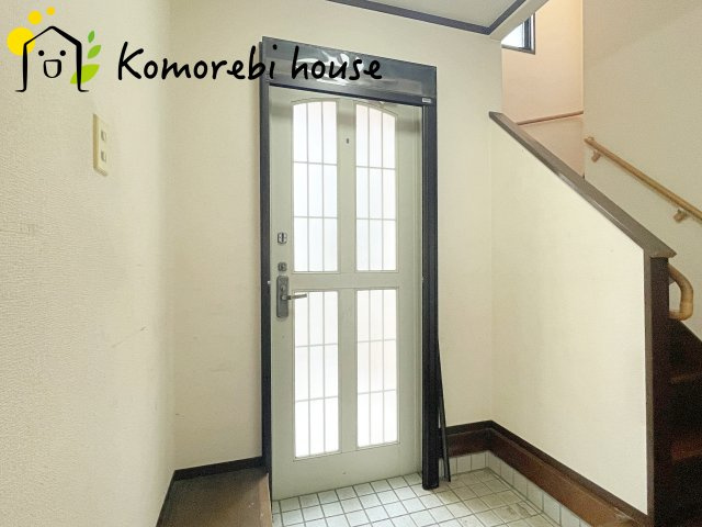 伊奈町小室　中古戸建の玄関|26.8.6　撮影済み