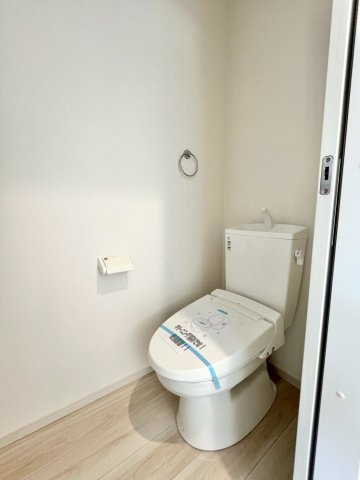 【仲介手数料無料】さいたま市桜区町谷のトイレ|同仕様物件のトイレ！
清潔感のあるトイレです！2か所あるので忙しい時間でもトイレ待ちがなくなります！