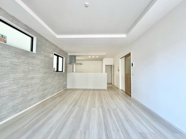 【仲介手数料無料】さいたま市桜区町谷の居間・リビング|こちらの物件のように縦に長いＬＤＫの為、使い勝手抜群です！！