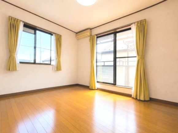 江戸川区北葛西2丁目売戸建の洋室|家族それぞれの時間を心地よく過ごせる洋室です。※一部画像は私物消去CGを施しています。