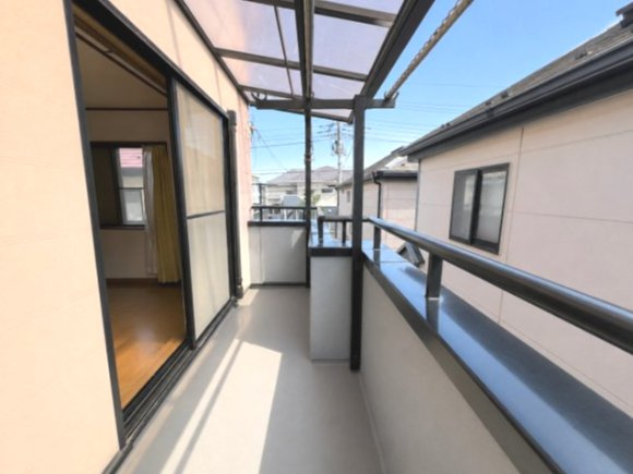 江戸川区北葛西2丁目売戸建のバルコニー|毎日の家事を快適にサポートする屋根付きバルコニー。※一部画像は私物消去CGを施しています。