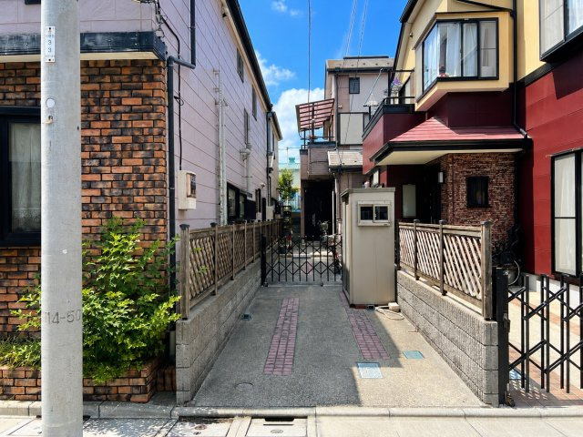 江戸川区北葛西2丁目売戸建の前面道路含む現地写真|幅員約10mの開放感ある前面道路。毎日の運転にも安心感が広がります。