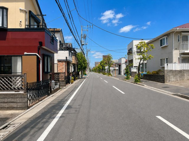 江戸川区北葛西2丁目売戸建の前面道路含む現地写真|空が広く感じられる開放的な街並みです。穏やかな毎日を支えてくれるロケーションです。