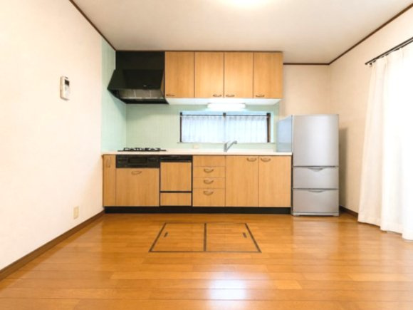 江戸川区北葛西2丁目売戸建のキッチン|ワイドなシステムキッチンを備えたDKです！※一部画像は私物消去CGを施しています。