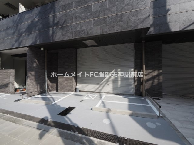 ミラージュパレス本町Departの駐車場
