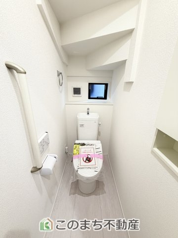 グラファーレ宇都宮市平松2期のトイレ|小窓から換気ができて清潔なトイレスペース☆