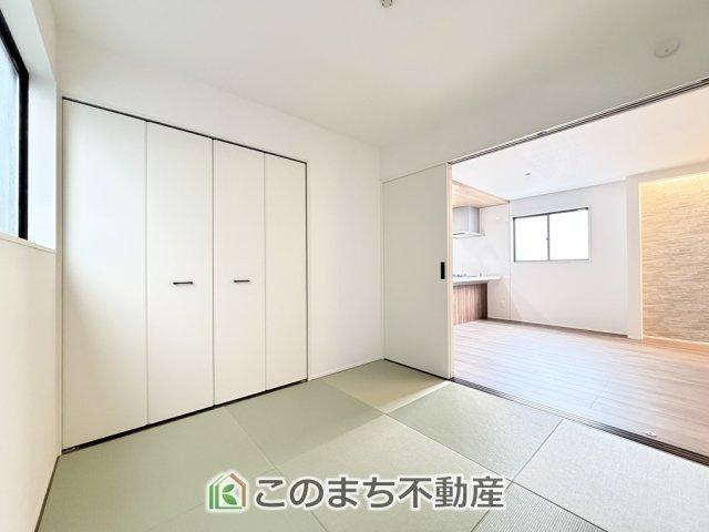 グラファーレ宇都宮市平松2期の和室|お子様のお昼寝にも便利な和室です。大きな窓から暖かな日差しが差し込みます♪