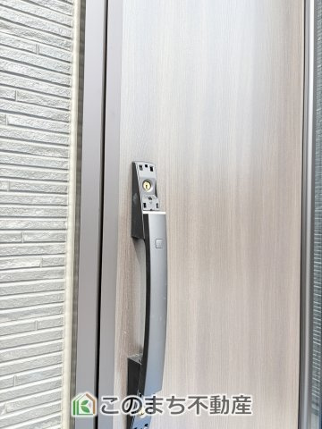 グラファーレ宇都宮市平松2期の設備|玄関キーは上下２箇所のダブルロックキーと防犯性の高い電池錠で安全に配慮してます。
