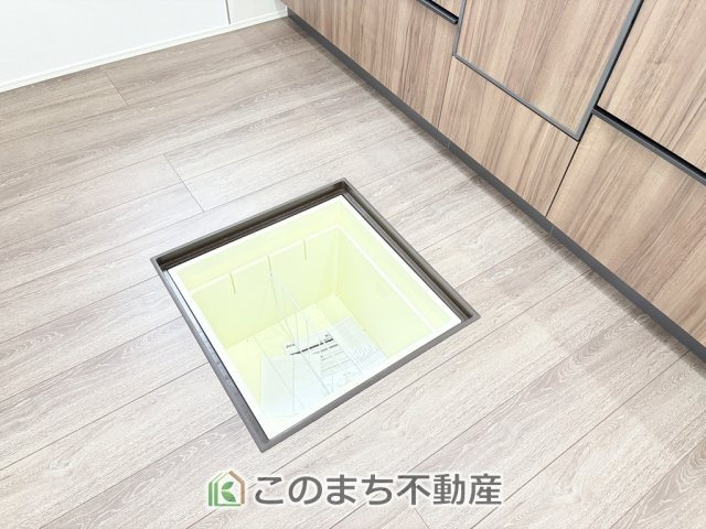 グラファーレ宇都宮市平松2期のキッチン|床下収納は意外と容量があり、日常のストックにも大活躍です♪