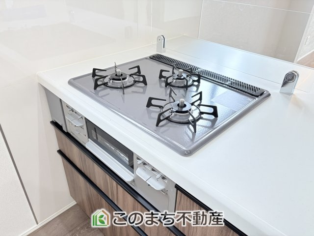 グラファーレ宇都宮市平松2期のキッチン|三ツ口コンロ採用で、同時調理もスムーズ◎！お料理を並べられるカウンター付きで、配膳・片付けをサポート！リビングで過ごすご家族とコミュニケーションを楽しみながら作業可能です♪
