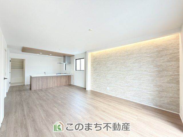 グラファーレ宇都宮市平松2期の居間・リビング|開放感のある広々としたリビング☆家族みんなでゆったりくつろげます♪
南側から暖かな日差しが差し込みます♪キッチンからリビングの様子がよく見渡せます☆