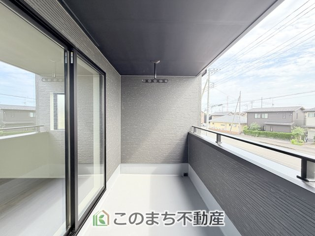 グラファーレ宇都宮市平松2期のバルコニー|南向きの大型バルコニーは陽当り良好で、たっぷりのお洗濯物もよく乾きます！
さらにインナーバルコニーなので雨の日でも安心してお出かけできますね♪