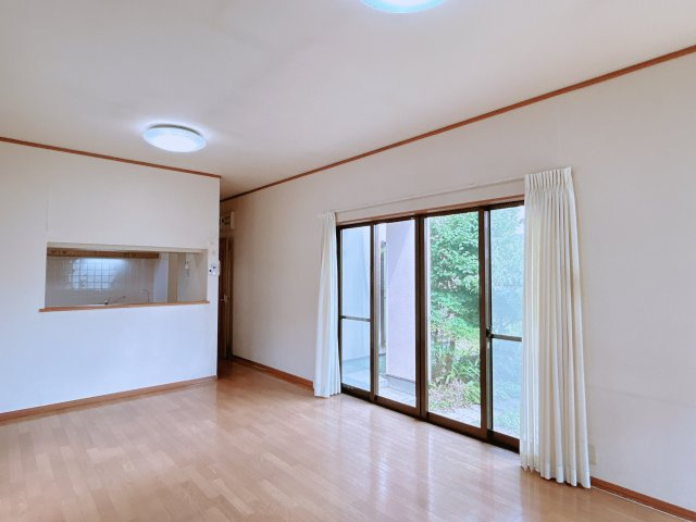 中古戸建　白河市みさか二丁目　みさか小・白河第二中の居間・リビング|天井・壁クロス貼替、床フローリング重ね張りを行う予定です。