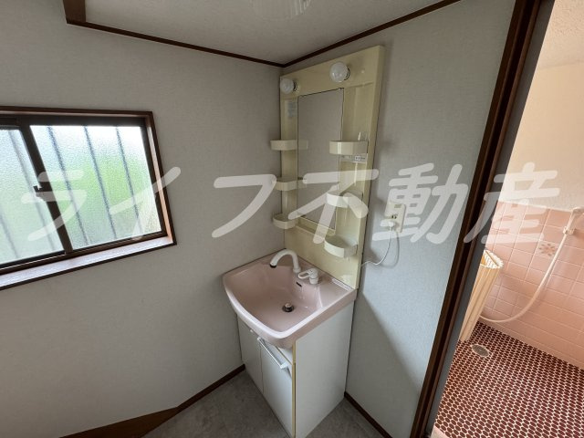 上四条町戸建の独立洗面台|独立洗面化粧台が付いています