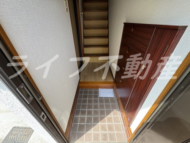 上四条町戸建の玄関|シンプルで使いやすい玄関です
