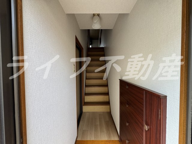 上四条町戸建の玄関|ゆったりとした玄関です