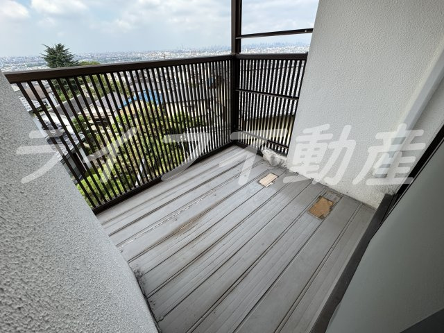 上四条町戸建のバルコニー|開放的で明るい空間を演出してくれるバルコニーです