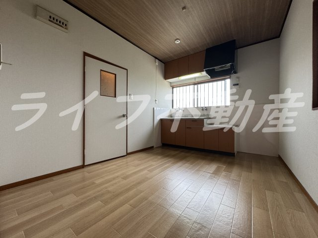 上四条町戸建の居間・リビング|使いやすい居間です