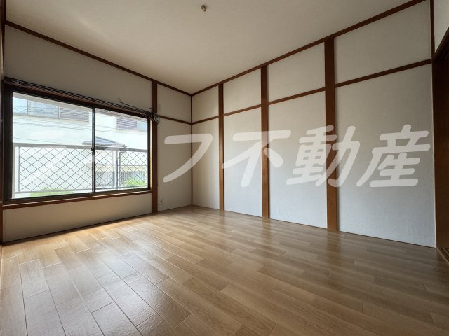 上四条町戸建の居間・リビング|こちらの居間で趣味の時間をお楽しみください