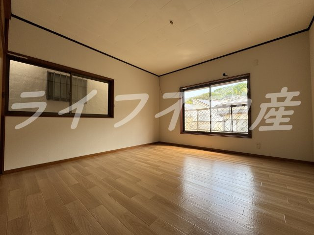 上四条町戸建の洋室|明るい洋室です