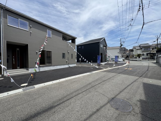 神戸市西区伊川谷町有瀬新築戸建２号棟の前面道路含む現地写真