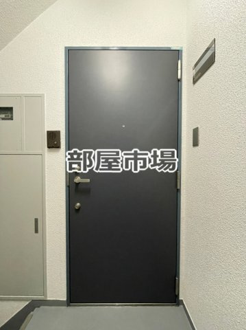 根本ビルの玄関