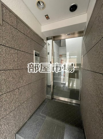根本ビルのエントランス