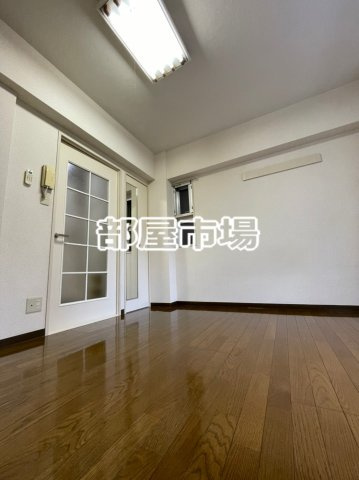 根本ビルの居間・リビング