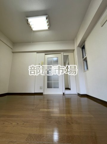 根本ビルの寝室
