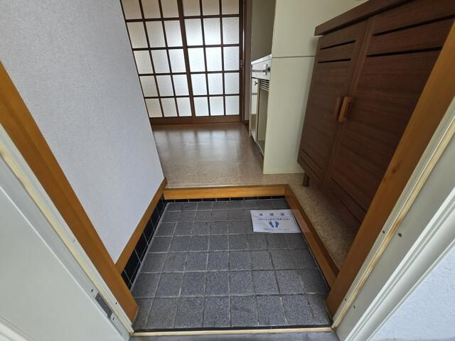 鴨川ビルの玄関