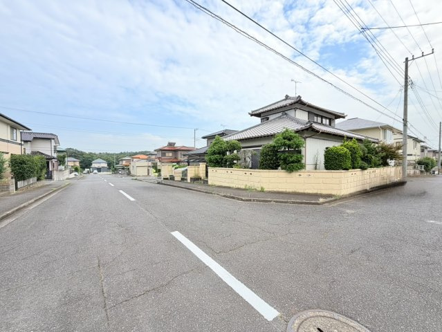 潮来市川尾中古物件の前面道路含む現地写真