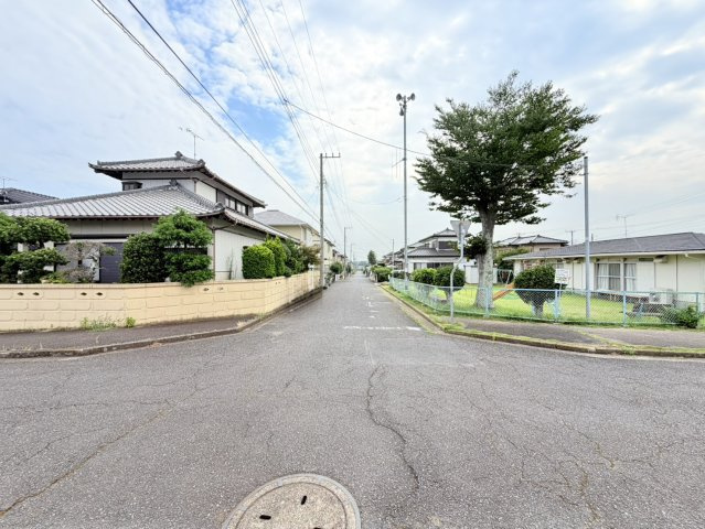 潮来市川尾中古物件の前面道路含む現地写真