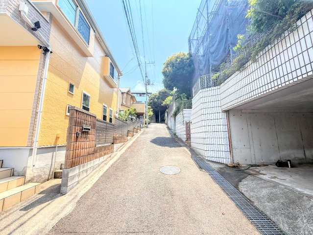 鎌倉市大船　中古戸建て　第１の前面道路含む現地写真|◆前面道路も幅員があり車の運転も安心！前面道路は閑静な住宅地。車通りの少ない道路です。お子様にも安心です。