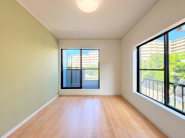 鎌倉市大船　中古戸建て　第１の洋室|［モデルハウス］◆柔らかい陽光が差し込む明るいお部屋を演出する設計。彩光の取れる窓が気持ちの良いお部屋を創り上げます。