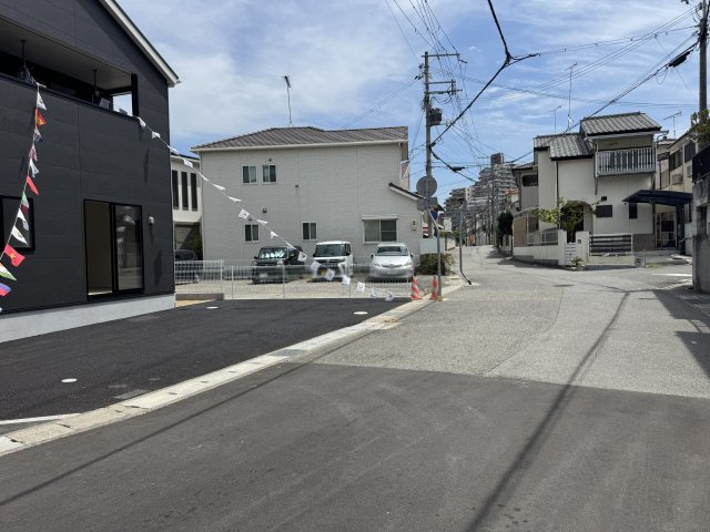 神戸市西区伊川谷町有瀬新築戸建５号棟の前面道路含む現地写真