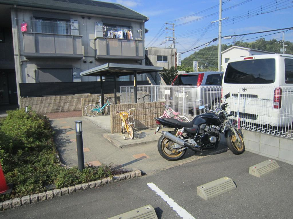 シャーメゾンいずみの駐車場