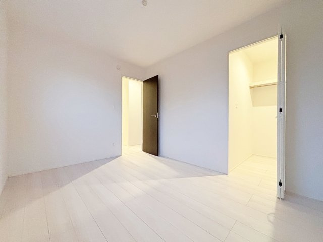 グラファーレ　岡崎市赤渋町３期　残１棟の洋室|上品な設えの洋室は、落ち着いた雰囲気の中でくつろげる空間。ご家族それぞれのライフスタイルに寄り添います。									
									
