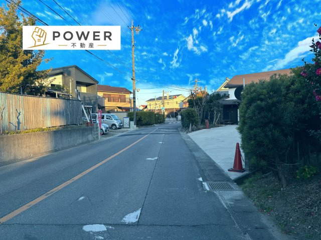 グラファーレ　岡崎市赤渋町３期　残１棟の前面道路含む現地写真|十分な幅が確保されており、車の出し入れもスムーズです。日常生活での使いやすさも兼ね備えています。									
									
