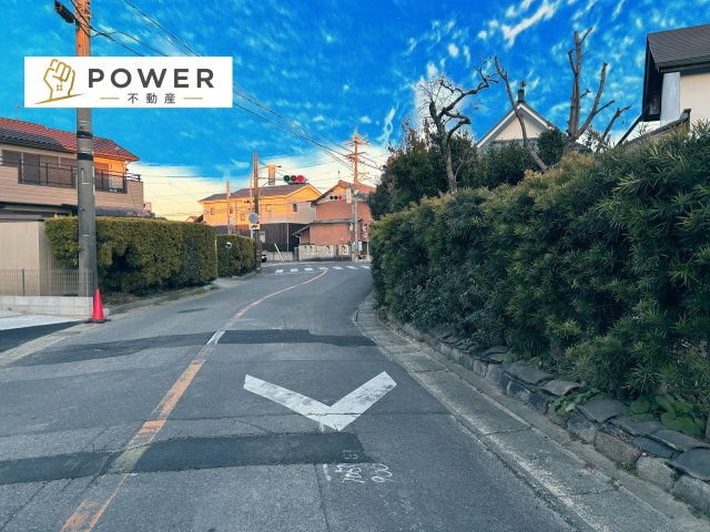 グラファーレ　岡崎市赤渋町３期　残１棟の前面道路含む現地写真|十分な幅が確保されており、車の出し入れもスムーズです。日常生活での使いやすさも兼ね備えています。									
									
